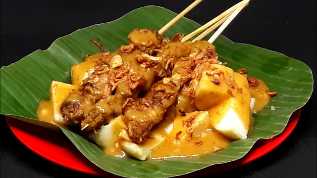 Menyelami Keunikan Sate Padang, Sajian Pedas Berkuah Rempah